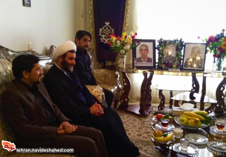 زیارة المساعد الثقافی و التعلیمی بمنظمة الشهید مع عائلة المعاق الشهید هریوندیان صادقی