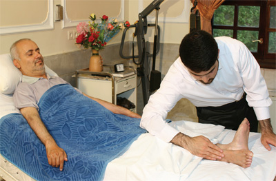 گزیده احکام رساله مصور جانبازان؛ احکام وضو (22) مسح پای قطع نخاعی در حالت خوابیده