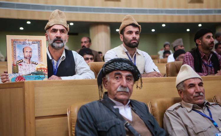 تصویر شهید مدافع حرم گرگانی در همایش روز ملی عشایر و روستا با حضور رئیس جمهور