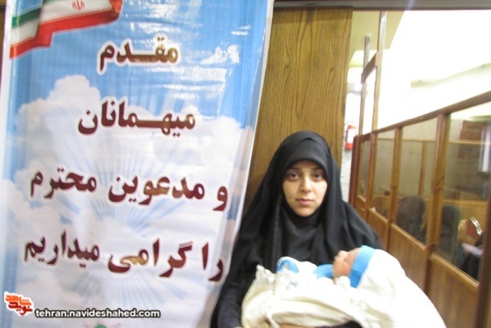 حضور مادر حافظ کل قرآن کریم همراه با نوزادخود