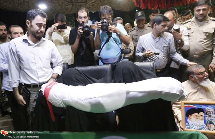 مراسیم الوداع مع الشهید حسین ادیبان بمقبرة شهداء طهران مراسیم الوداع مع الشهید حسین ادیبان بمقبرة شهداء طهران