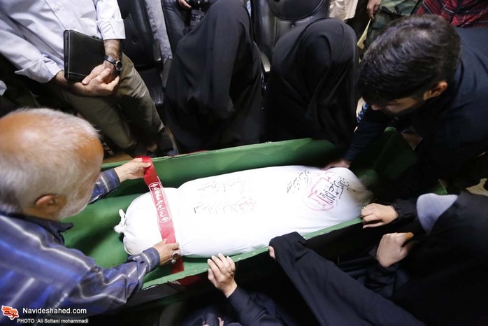 مراسیم الوداع مع الشهید حسین ادیبان بمقبرة شهداء طهران مراسیم الوداع مع الشهید حسین ادیبان بمقبرة شهداء طهران