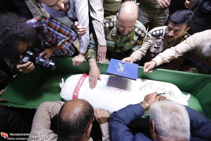 مراسیم الوداع مع الشهید حسین ادیبان بمقبرة شهداء طهران مراسیم الوداع مع الشهید حسین ادیبان بمقبرة شهداء طهران