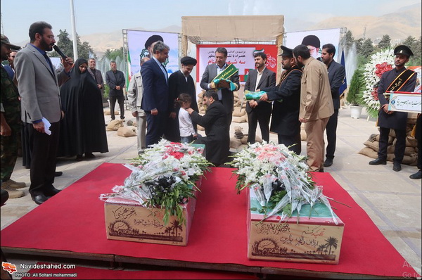 صور/تشییع شهیدی فترة الدفاع المقدس بمعرض کتاب طهران الدولی
