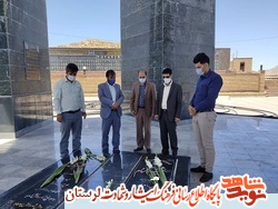 گلزار شهدای نورآباد به مناسبت هفته کارگر غبارروبی شد