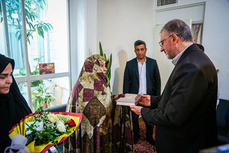 عکس/ دیدار معاون فرهنگی و آموزشی بنیاد شهید و امور ایثارگران  با خانواده معظم شهیدان قمی