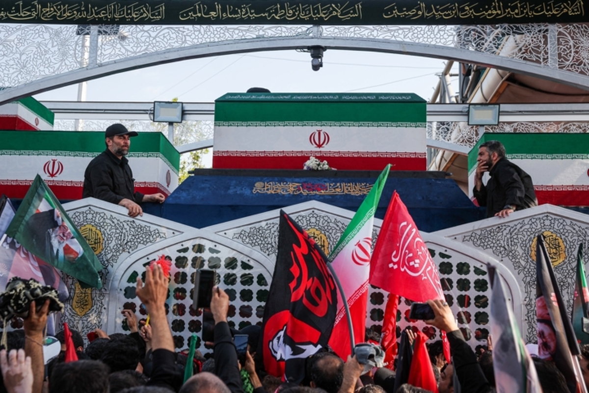 پیکر رهبر شهید پس از تشییع با بالگرد بر فراز مسیر حرکت داده می&zwnj;شود